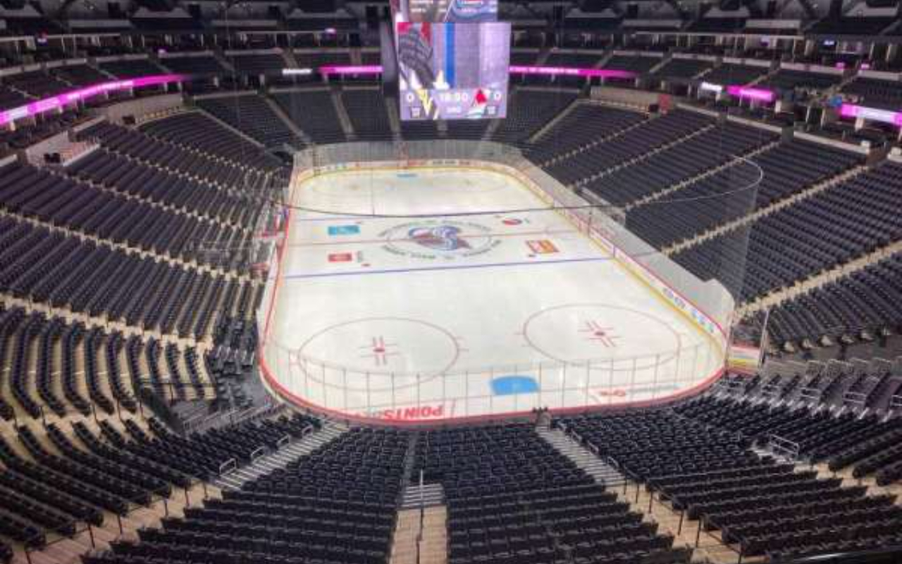 從球門後方的高角度視角,捕捉網前動作和得分瞬間 從球門後方的高角度視角,捕捉網前動作和得分瞬間