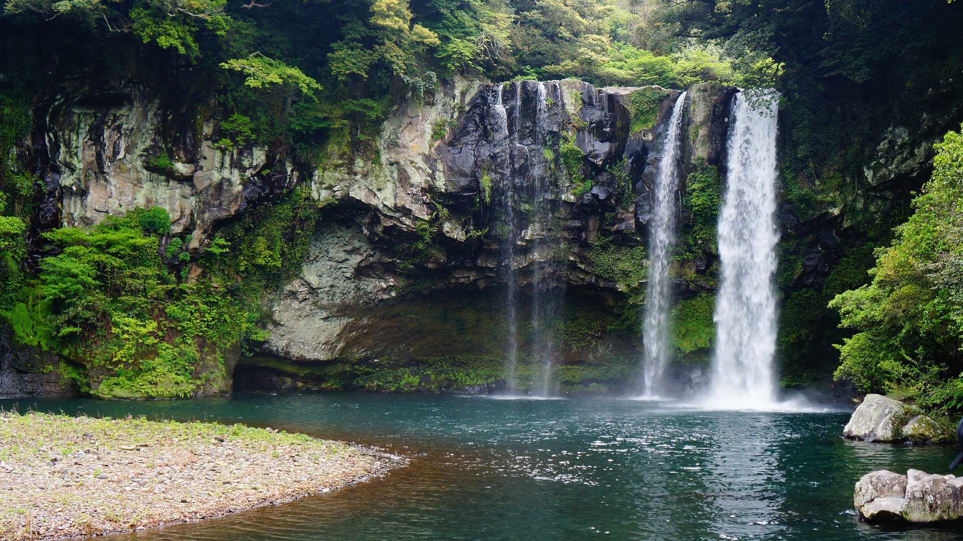 SOUTH. Mt. Halla (Eoseungsangak) - O’sulloc Tea Museum - Lunch - Jusangjeolli Cliff - Oedolgae - Cheonjiyeon Waterfall