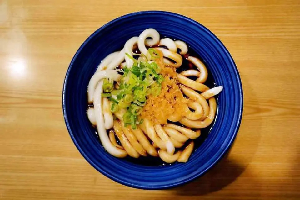 午餐可自由選擇當地小吃（如伊勢烏冬麵、手握壽司、赤福等）。伊勢神宮周邊午餐推薦1. 福助伊勢烏冬麵（ふくすけ うどん）
推薦理由：百年老店，手工製作的烏冬麵搭配伊勢風味醬汁，口感Q彈、味道濃郁。
人氣餐點：伊勢烏冬麵、山藥泥烏冬麵、炸豆腐烏冬麵價格範圍：￥800～1,200  2. 赤福本店（甜點+輕食）推薦理由：創立於1707年，是伊勢神宮參拜後必嘗的經典甜點名店。人氣餐點：赤福餅搭配抹茶，店內設有休息區可內用。適合對象：想吃點心或簡餐的遊客價格範圍：￥400～1,000