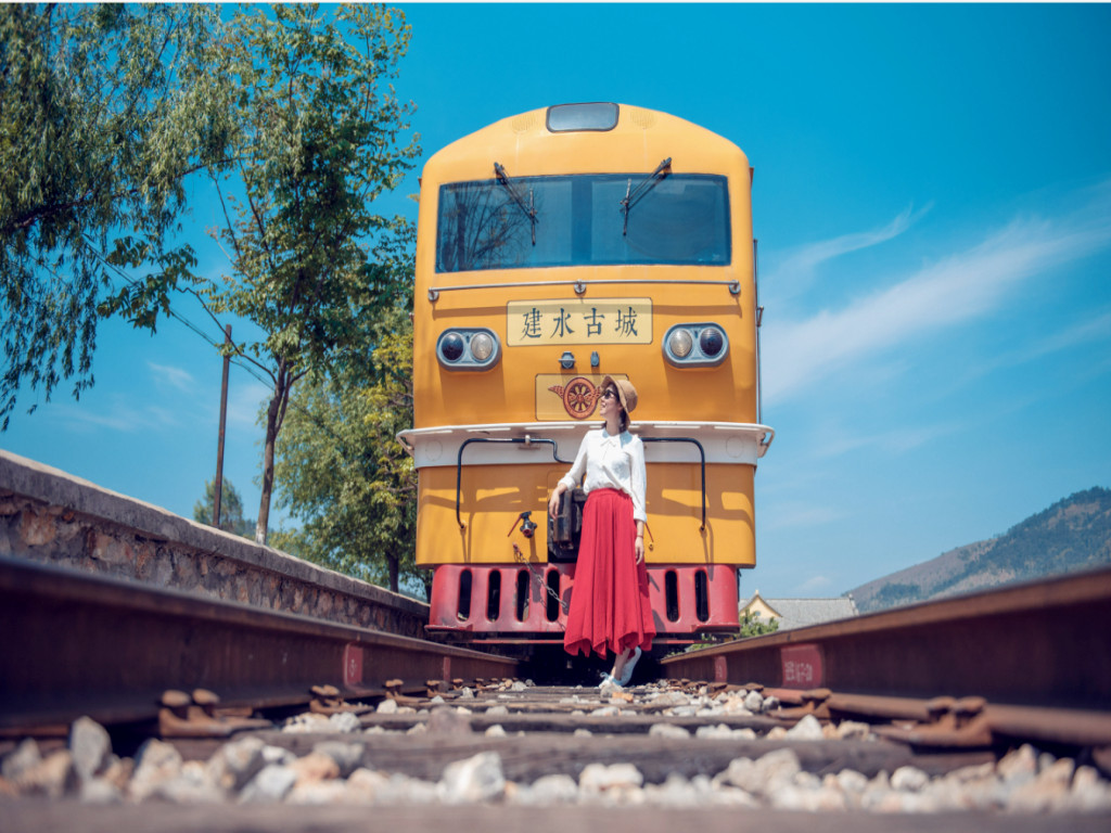 乘坐復古的米軌小火車，哐當哐當地穿越鄉野，是體驗建水風情的絕佳方式。途徑雙龍橋（十七孔橋）、鄉會橋和團山民居三個站點，每個站點都值得下車細細品味。