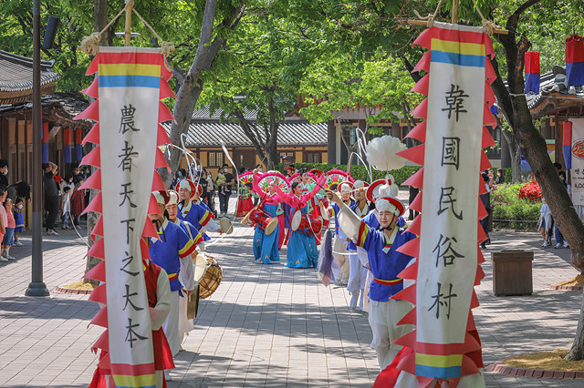 無論白天或夜晚，這裡都能捕捉到韓國傳統文化的精髓。