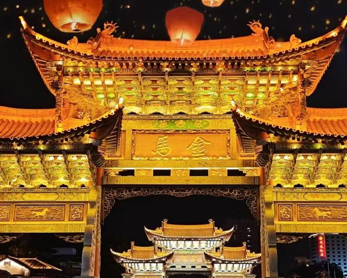 As a landmark building in Kunming, the Golden Horse and Jade Rooster Archway not only carries a profound historical and cultural heritage, but also contains a wealth of myths, legends and cultural customs.