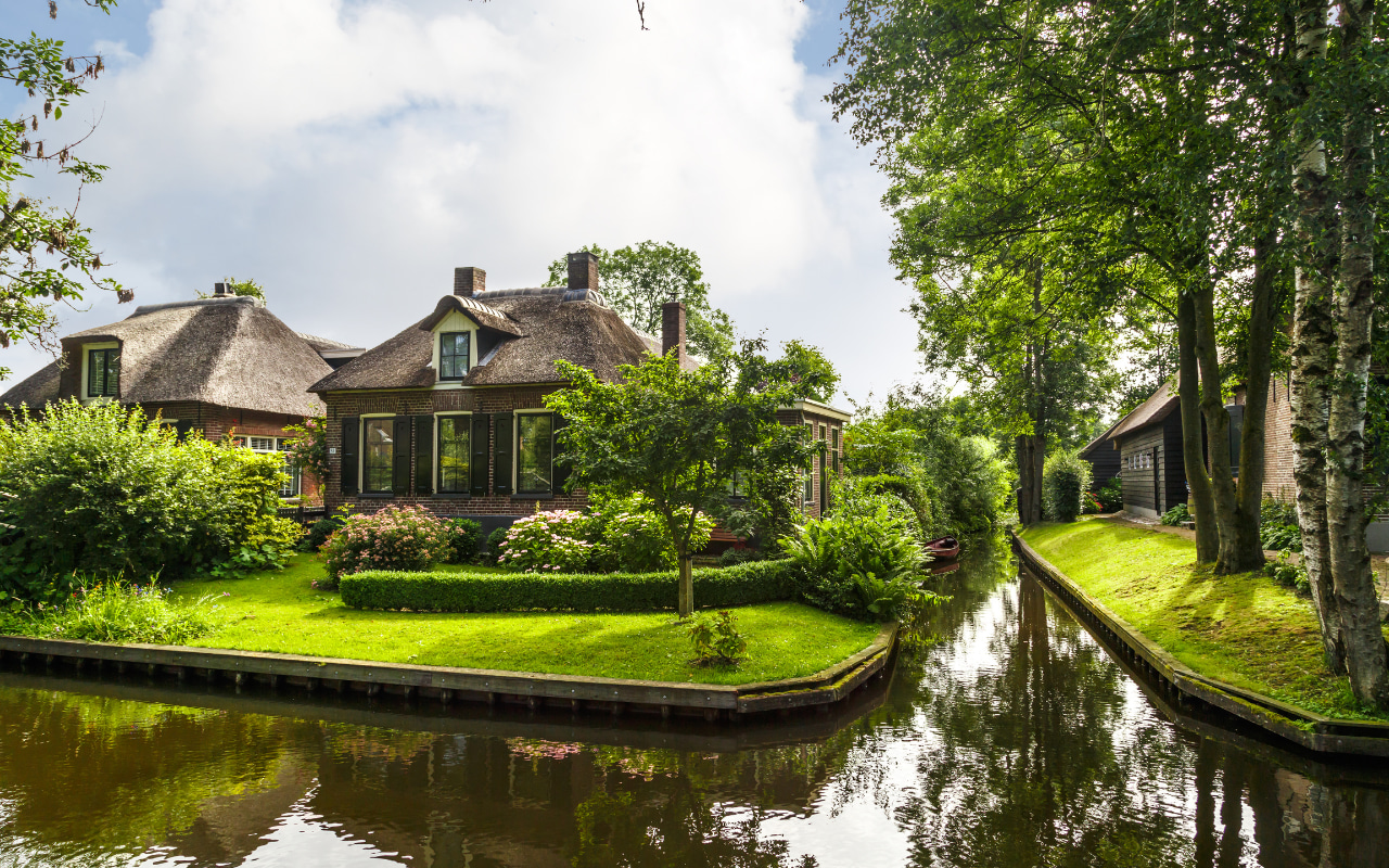 Giethoorn Day Trip with Canal Tour from Amsterdam