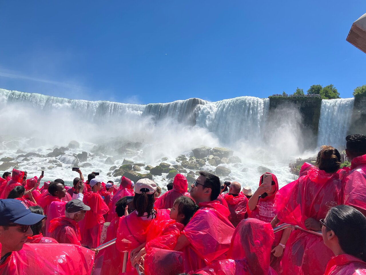 Discover Niagara Falls' beauty on an unforgettable day and evening tour