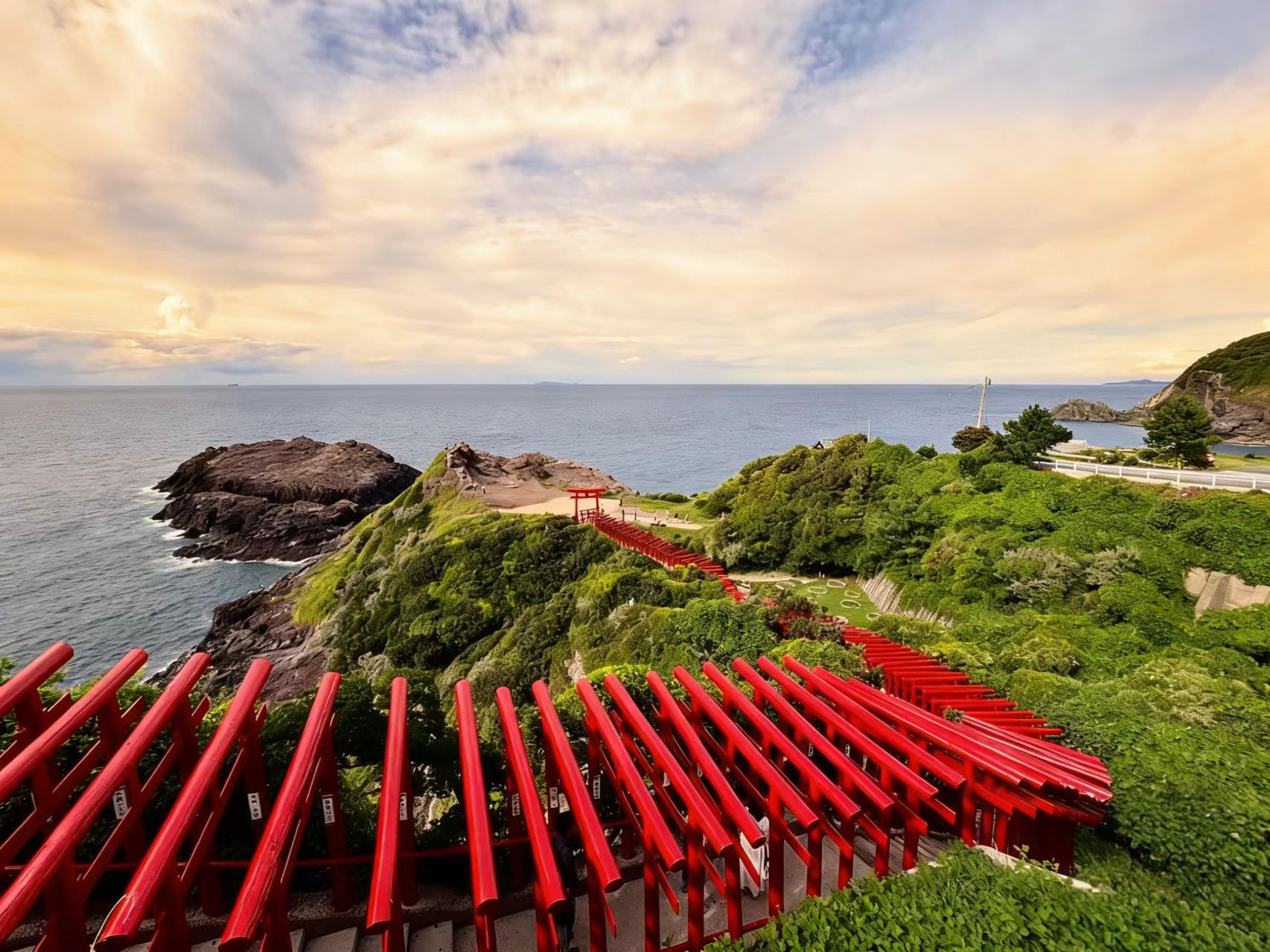 元乃隅神社   以浩瀚的日本海為背景，與123座硃紅鳥居融為一體，它的美 ，絕對值得你跋山涉水。