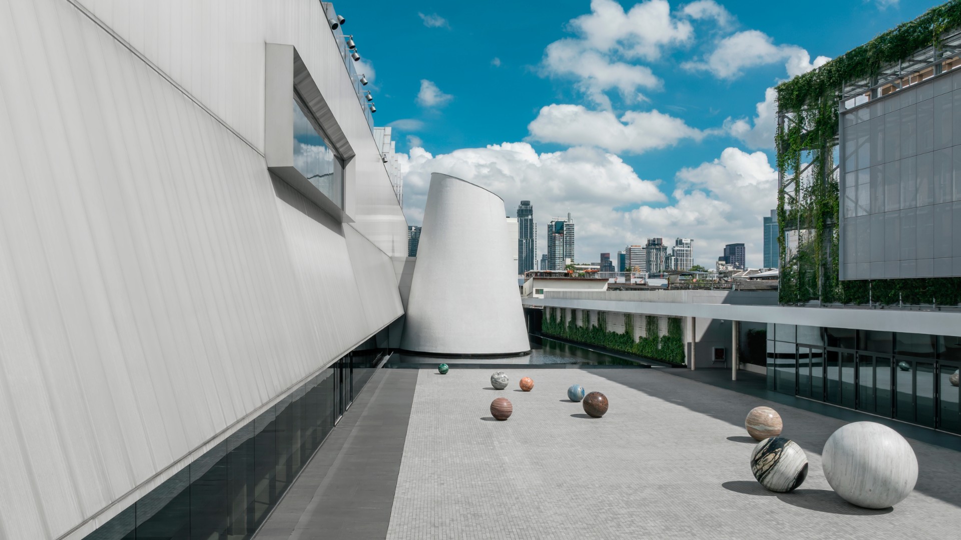 漫步於三層樓的精選藝廊，以及受佛教哲學啟發的戶外雕塑庭院。