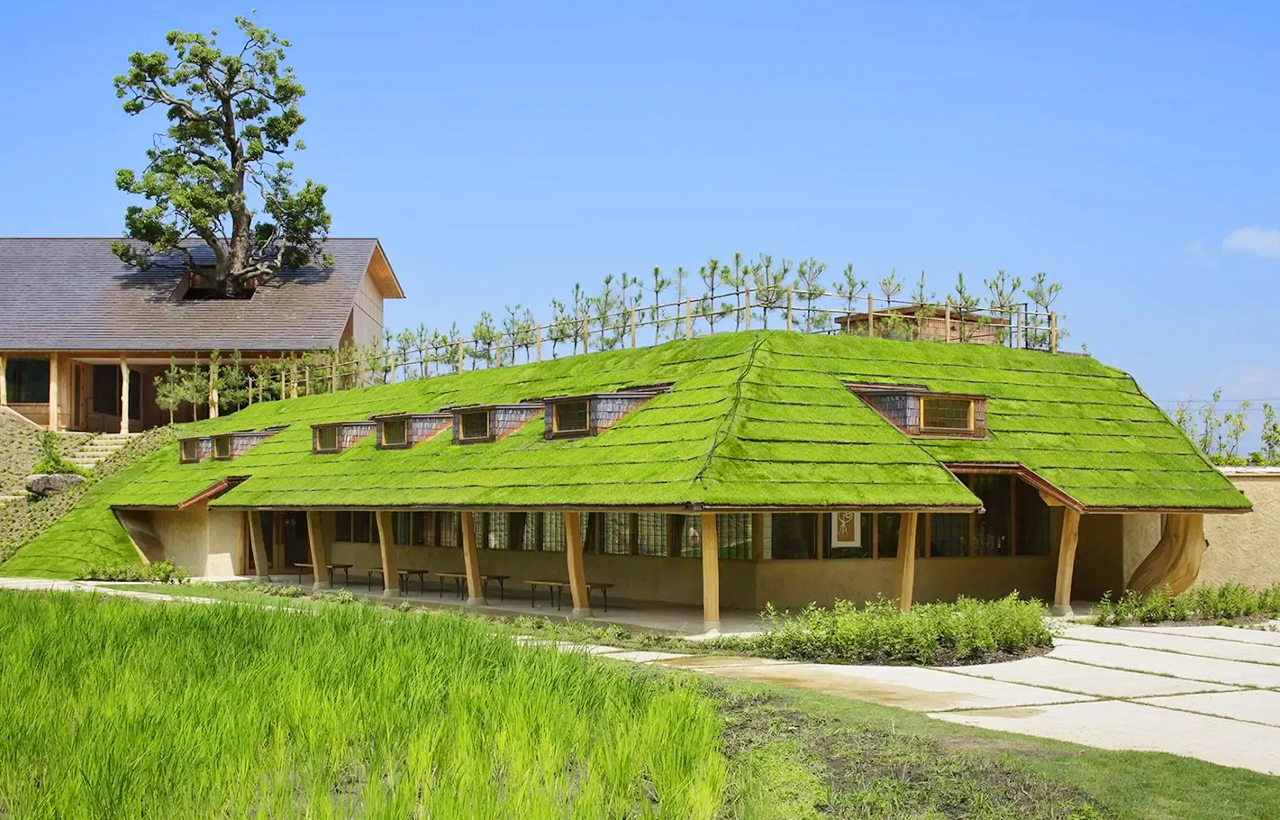 由建築家藤森照信設計的童話風格甜點樂園。標誌性的草屋頂建築融入自然景觀,園區內可品嚐現烤年輪蛋糕、獨家限定銅鑼燒等甜品,同時欣賞八幡山借景,是藝術與美食結合的特色景點。 由建築家藤森照信設計的童話風格甜點樂園。標誌性的草屋頂建築融入自然景觀,園區內可品嚐現烤年輪蛋糕、獨家限定銅鑼燒等甜品,同時欣賞八幡山借景,是藝術與美食結合的特色景點。