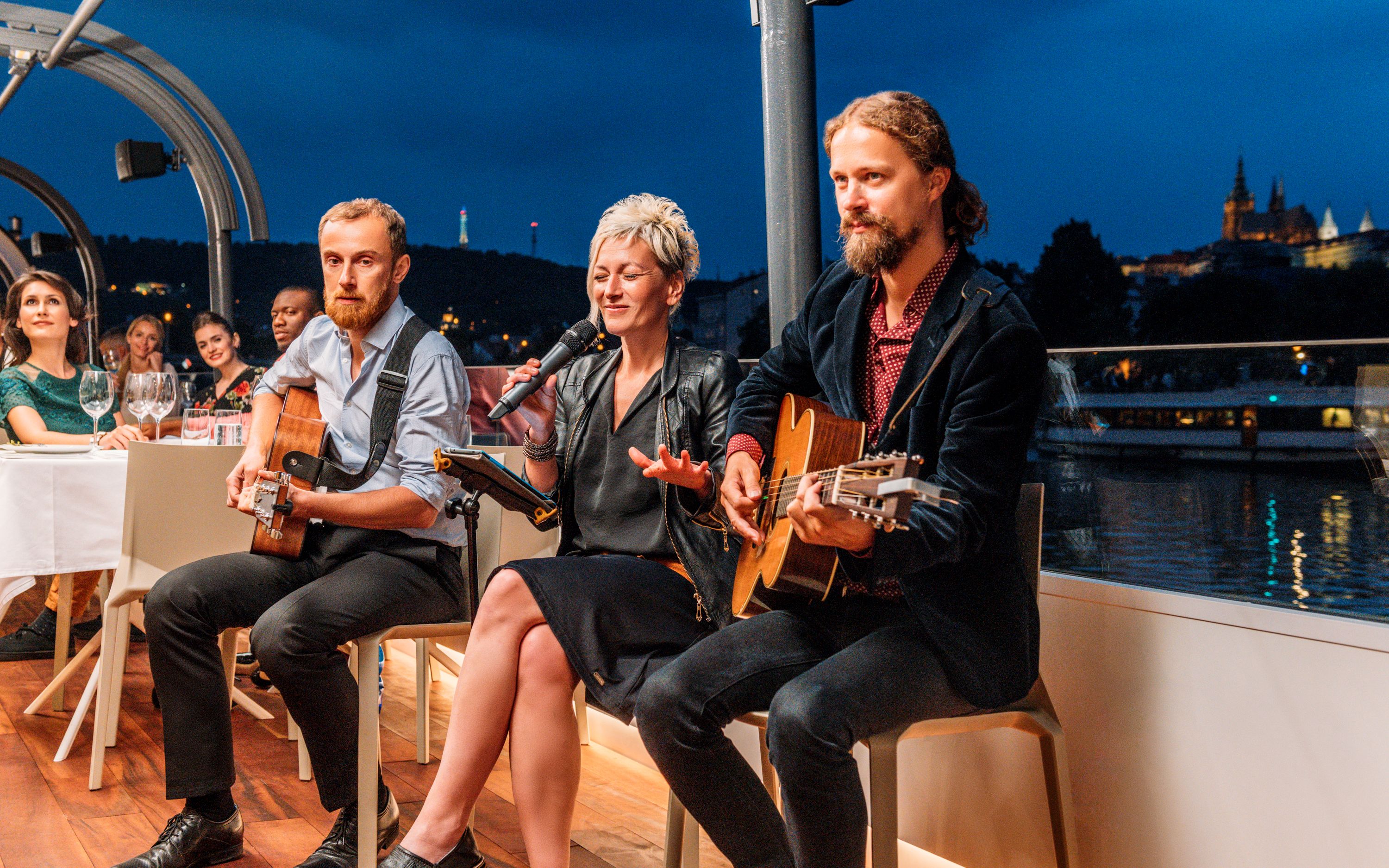 巡遊於燈火璀璨的魔幻布拉格市中心，盡享現場音樂娛樂饗宴。