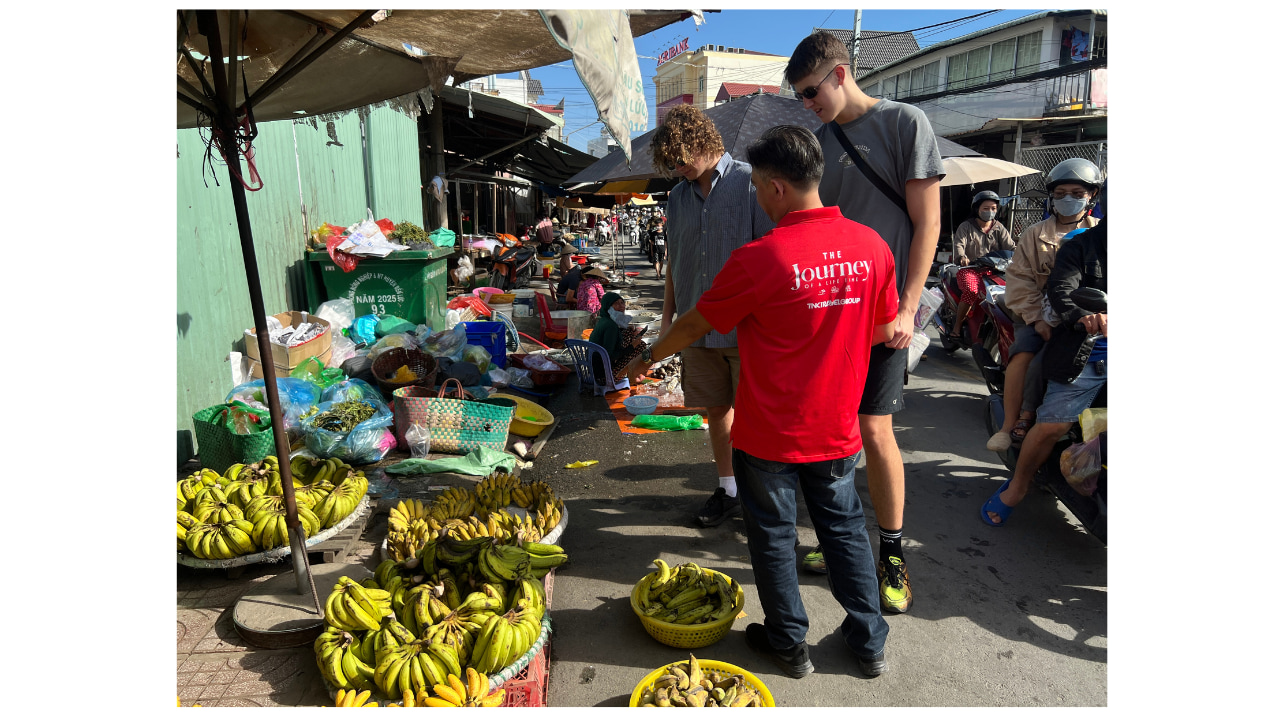 Explore local life, buy fresh bait, see regional products