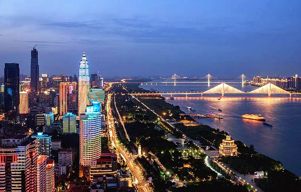 【漢口江灘】（自由活動）長江畔的生態長廊，可觀賞兩岸燈光秀。建議傍晚時分前往，感受市民休閒生活與壯闊江景。