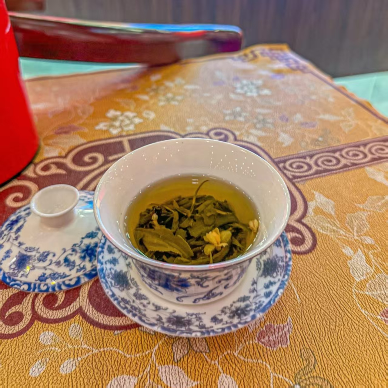 逛累了回民街的菸火,不妨來這裡歇腳。捧一盞熱茶,看一場好戲 逛累了回民街的菸火,不妨來這裡歇腳。捧一盞熱茶,看一場好戲