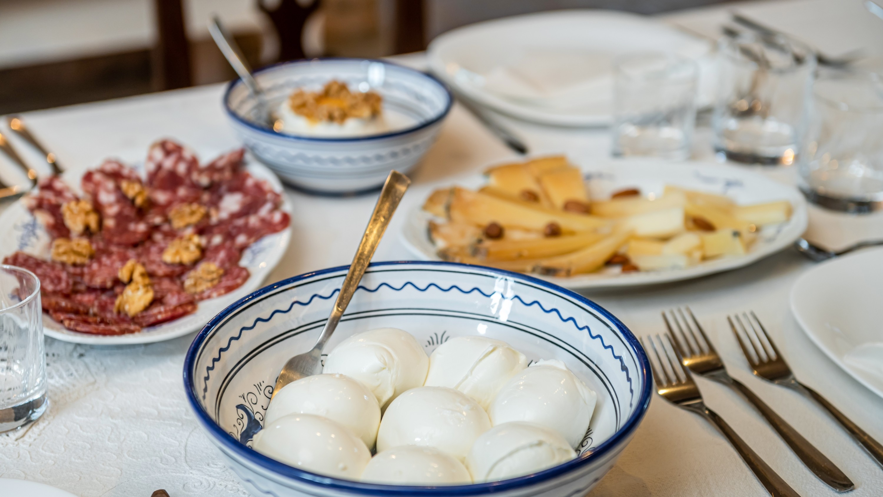 A colorful selection of Italian aperitivo, featuring cheeses, cured meats, and refreshing cocktails