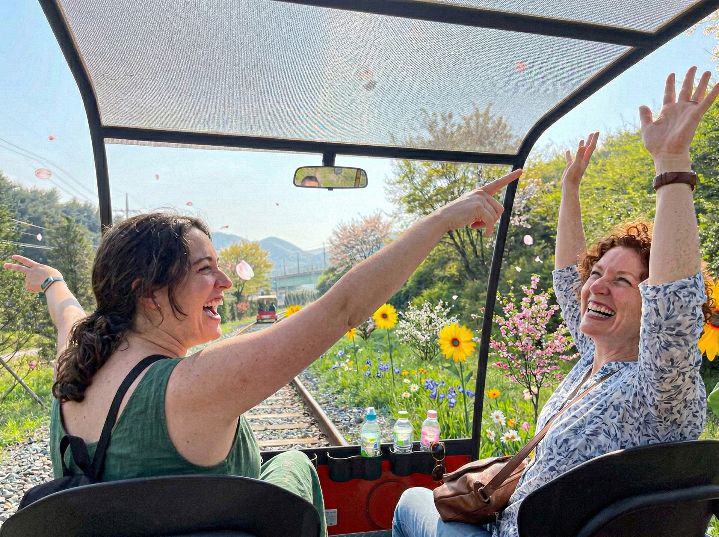 騎乘韓國江村鐵道自行車，穿越大自然，沿途欣賞風景優美的軌道，並通過各式各樣的隧道，為家庭和情侶提供獨特的體驗。