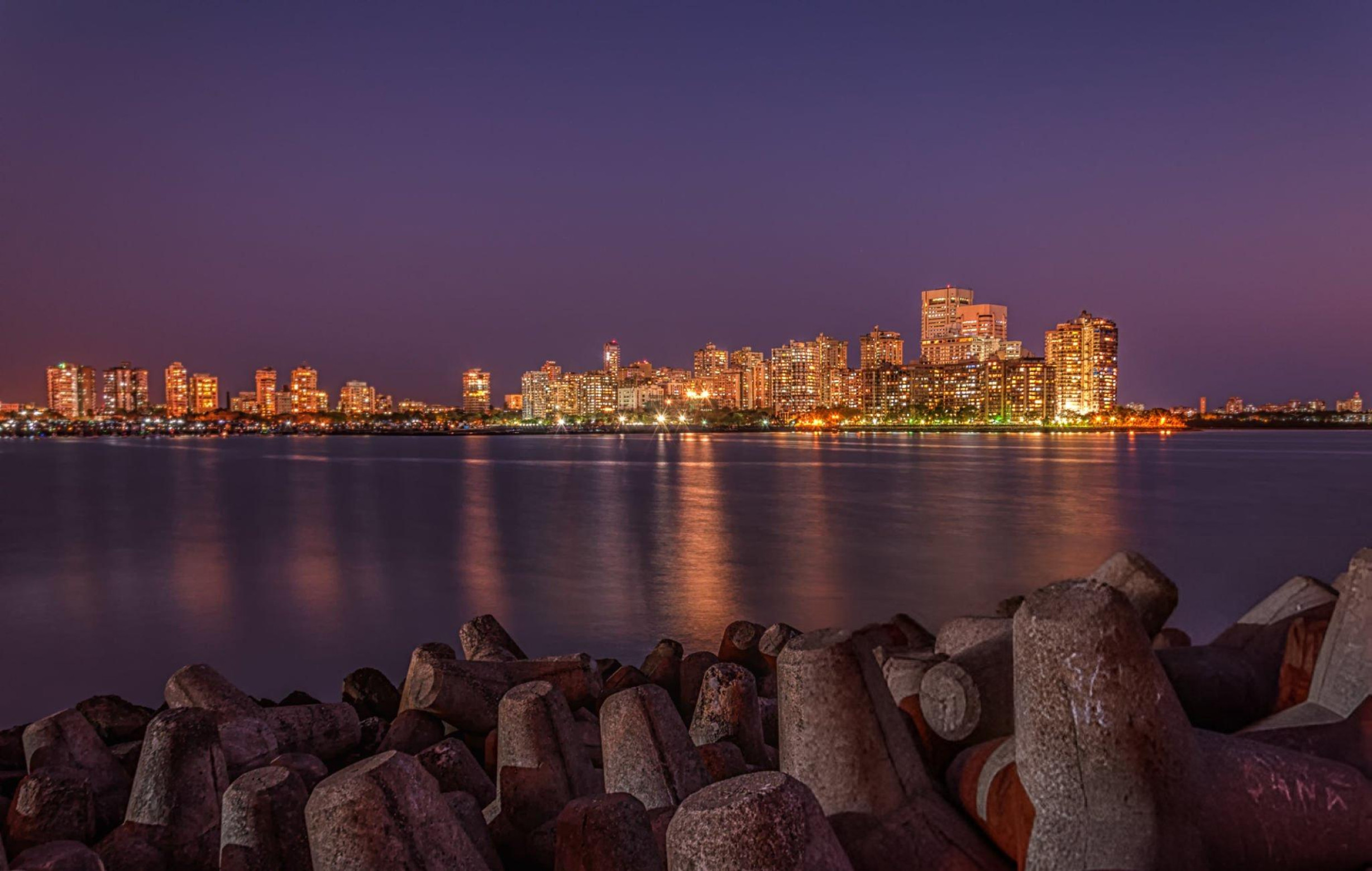 Explore Mumbai in Nightlights: Guided Tour by Foot with a local