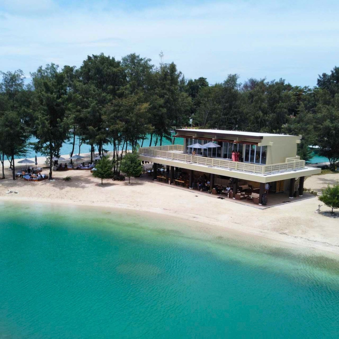 在寧靜海濱住宿，被碧綠的海水環繞