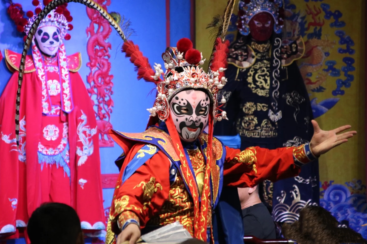 晚餐品嚐“久養.峨眉藥膳養生火鍋”,邊吃邊欣賞雜技表演，變臉表演等；（若遇變臉表演等表演類節目暫停；贈送項目無法安排不產生任何退費或補償）