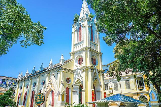 曾是英法租界,島上遍佈19世紀末的歐式建築。綠樹成蔭,環境幽靜,被譽為“露天建築博物館”,是拍照打卡的熱門地。 曾是英法租界,島上遍佈19世紀末的歐式建築。綠樹成蔭,環境幽靜,被譽為“露天建築博物館”,是拍照打卡的熱門地。