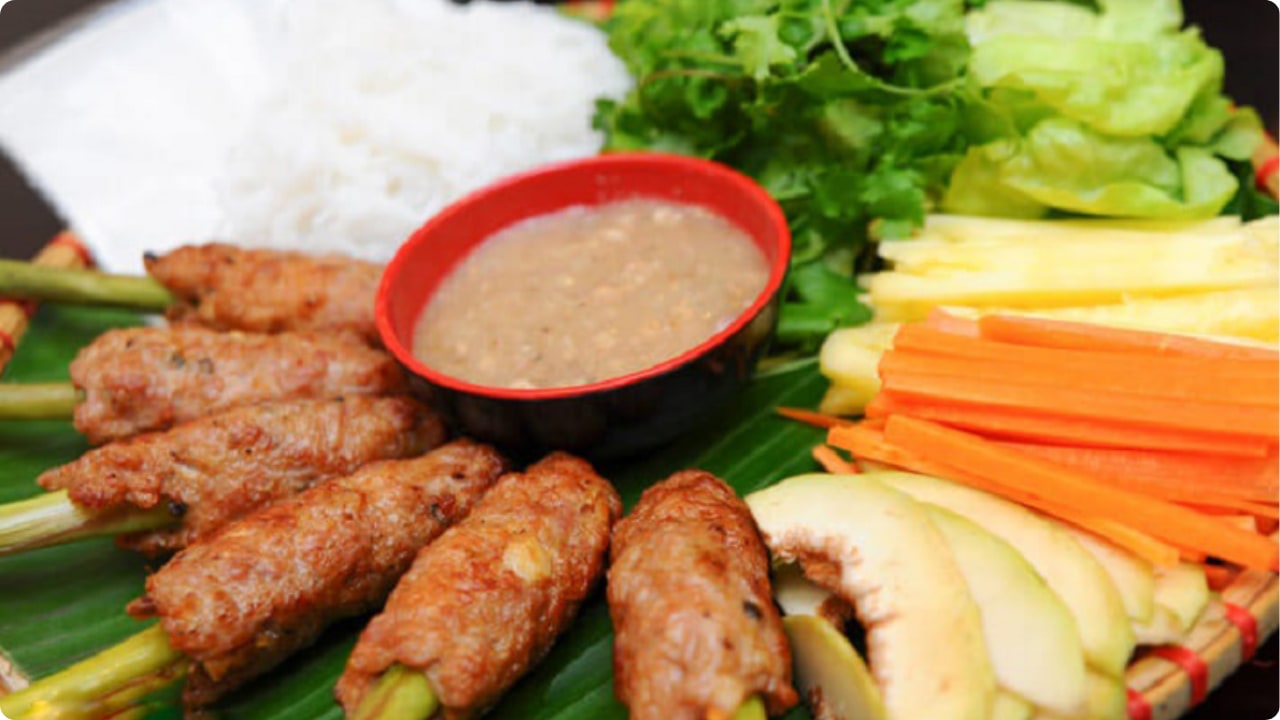 HUE CITY SIGHTSEEING AND FOOD TOUR BY MOTORBIKE
