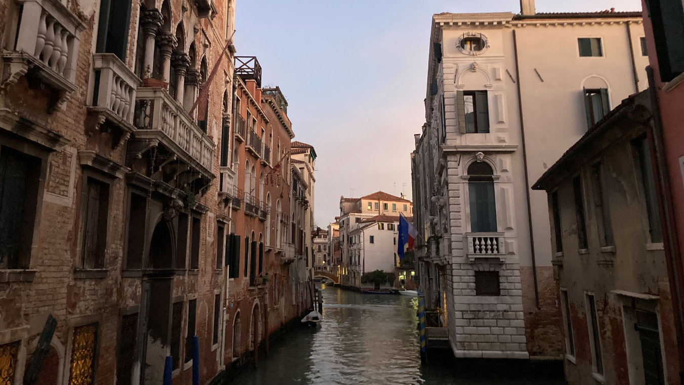 Mysterious tales of ghosts and murders walking tour in Venice