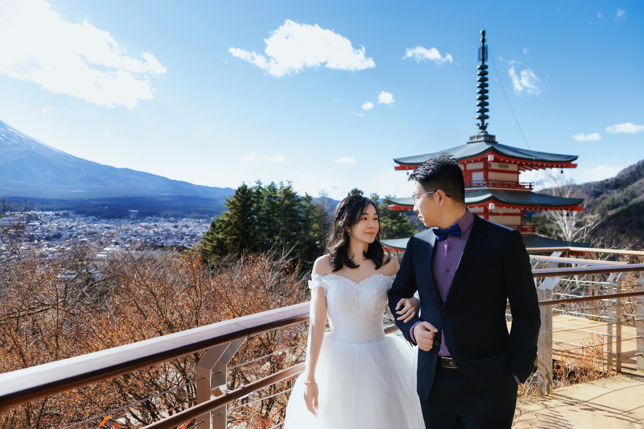 新倉富士淺間神社 - 著名的山坡神社，擁有寶塔景觀和富士山，是欣賞櫻花和秋色的標誌性景點