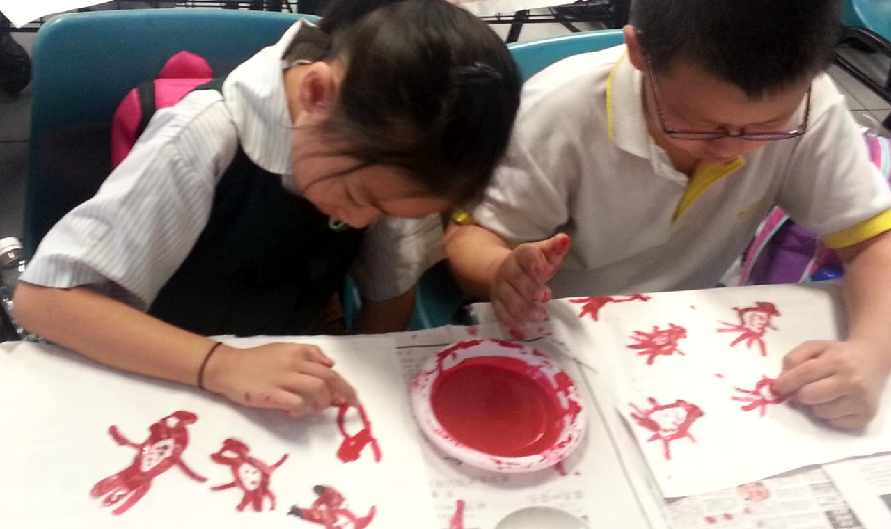 參與者將沉浸在手指畫的樂趣中,透過觸摸與律動探索無限創意。 參與者將沉浸在手指畫的樂趣中,透過觸摸與律動探索無限創意。