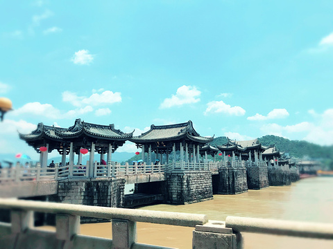 濱江長廊:沿韓江西岸修建的古城牆景觀帶,綠樹成蔭。這裡是漫步、觀賞古城牆與廣濟門城樓,並俯瞰廣濟橋全景的絕佳地點,尤其夜晚燈光璀璨。 濱江長廊:沿韓江西岸修建的古城牆景觀帶,綠樹成蔭。這裡是漫步、觀賞古城牆與廣濟門城樓,並俯瞰廣濟橋全景的絕佳地點,尤其夜晚燈光璀璨。