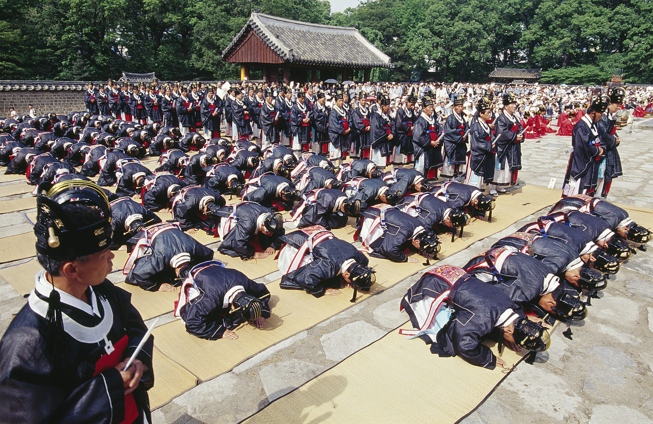 Jongmyo Royal Shrine (Tue: Insa-dong Culture Street) constructed nearly 600 years ago. This shrine served as a religious memorial for the royal family and kings used to visit the place to pay their respect to ancient royal families. Marked as a UNESCO Wor