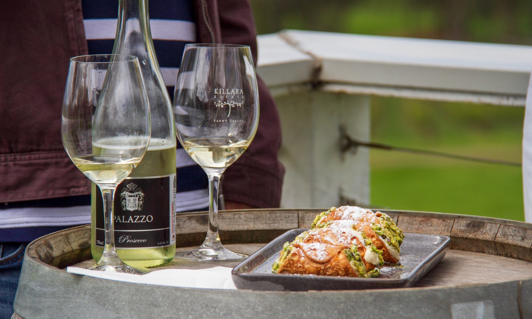 盡情享受輕鬆愜意的品酒時光，品嚐在地佳釀與美味午茶點心。