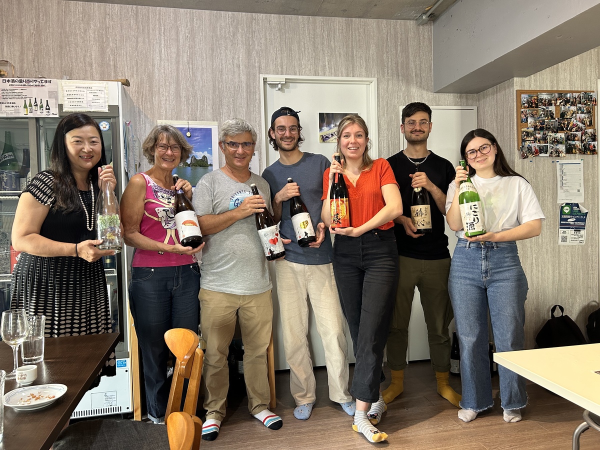 Tsukiji: Outer Market Walking Tour and Sake Tasting Experience