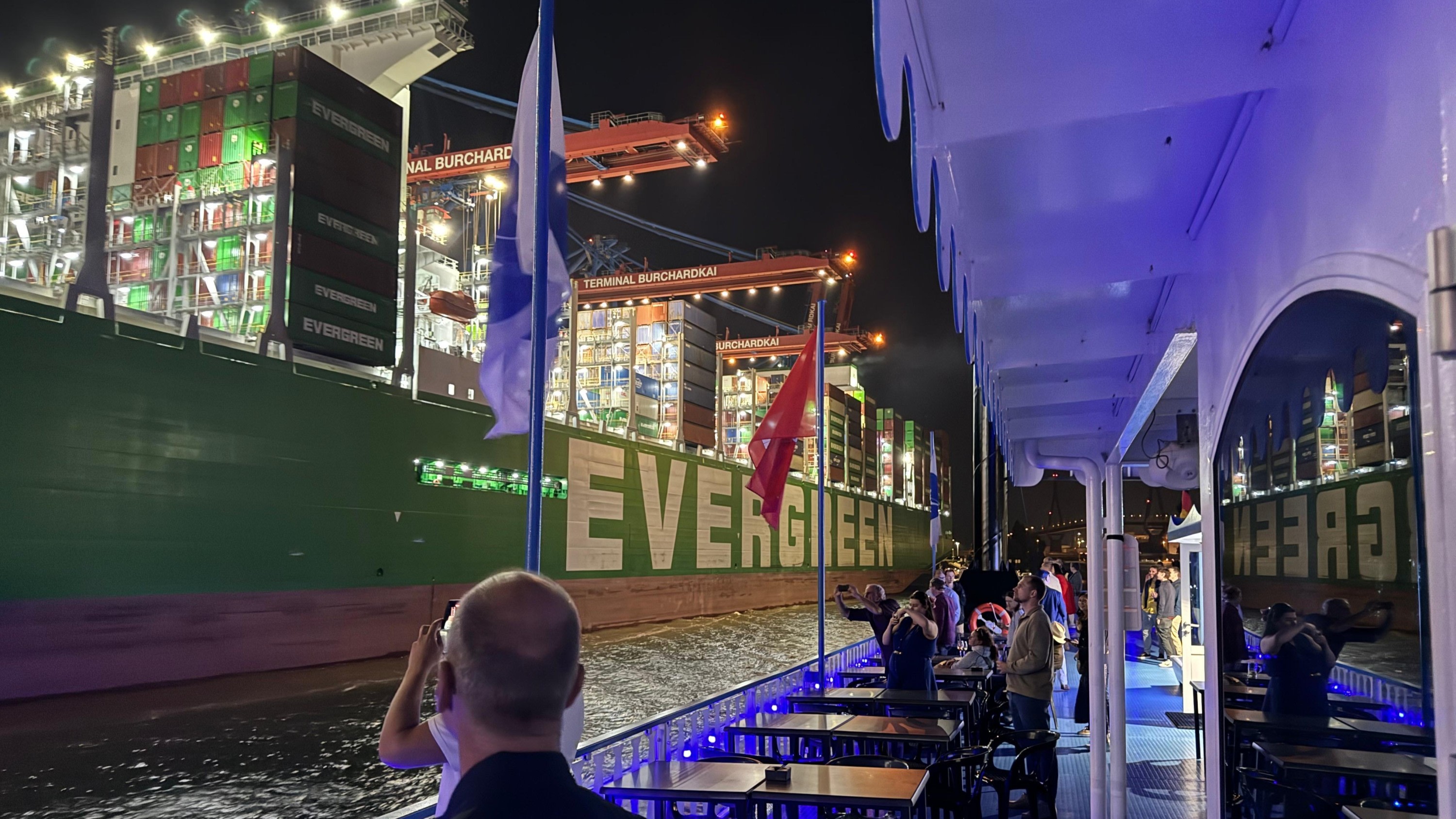 夜晚的漢堡港 (Hamburg harbor) 變得生氣蓬勃,閃爍的燈光與無盡的倒影交織成一片。 夜晚的漢堡港 (Hamburg harbor) 變得生氣蓬勃,閃爍的燈光與無盡的倒影交織成一片。