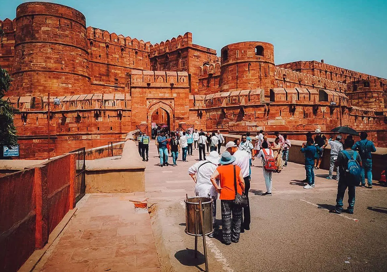 從德里出發，搭乘空調汽車前往泰姬瑪哈陵 (Taj Mahal) 和阿格拉 (Agra) 的日出之旅 - 全包式