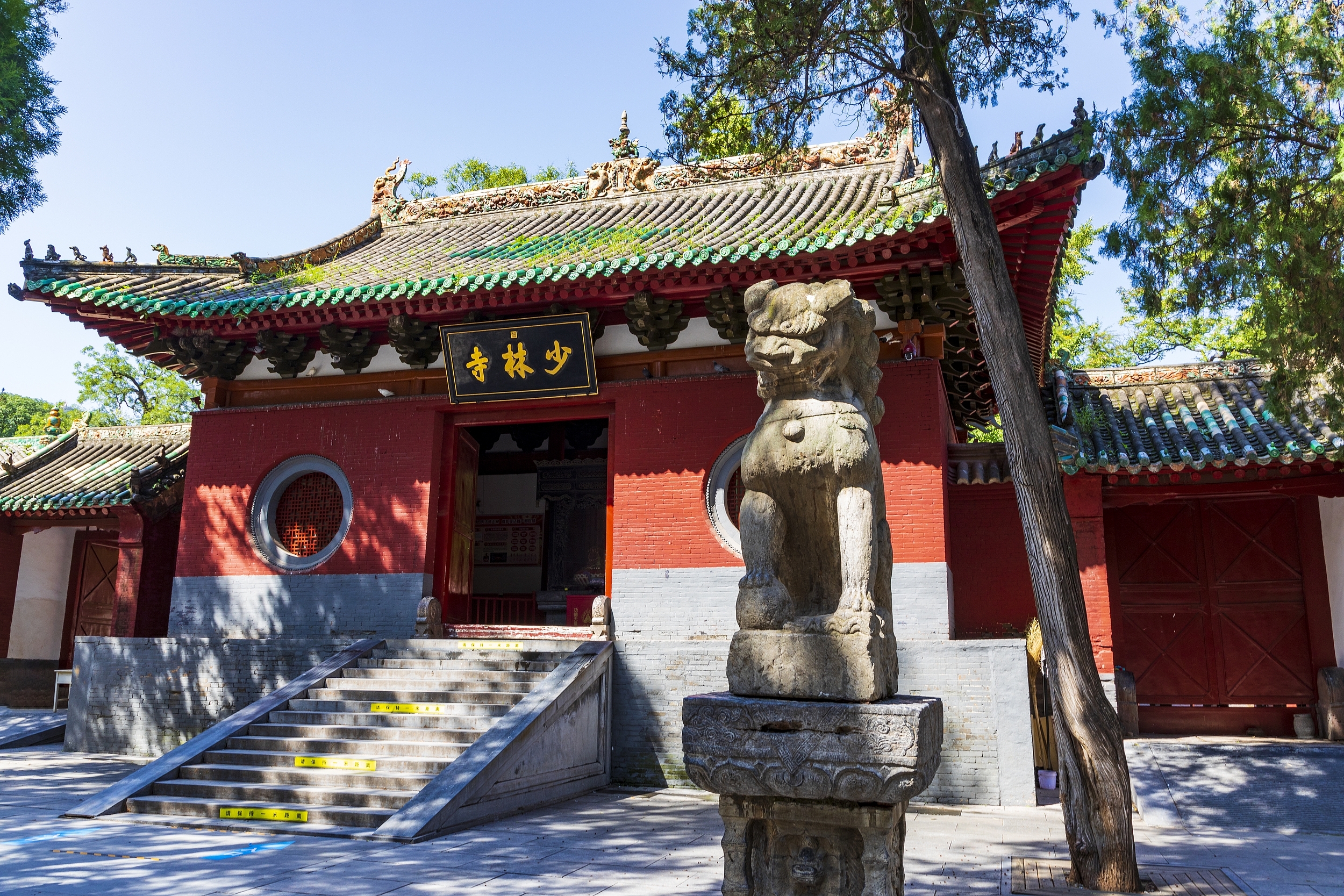 少林寺：少林寺是我國久負盛名的佛教寺院，聲譽顯赫的禪宗祖庭，是嵩山風景區的主要核心景區之一。 少林功夫的發祥地，