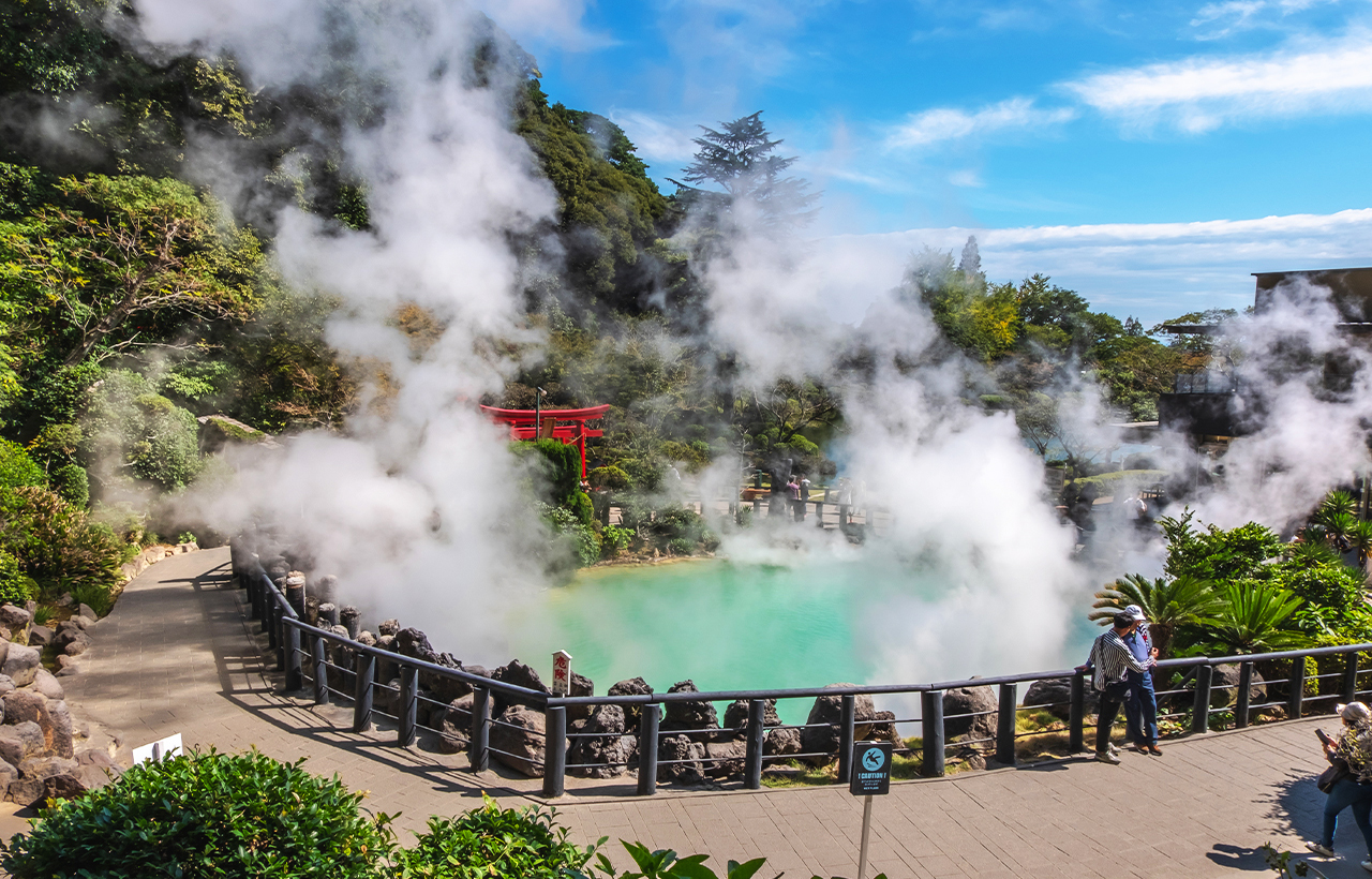 The seemingly cool sea water is actually a hot spring with a temperature of 98 degrees. The fantastic scenery of the spring water is breathtaking and it is one of the must-see attractions for tourists.