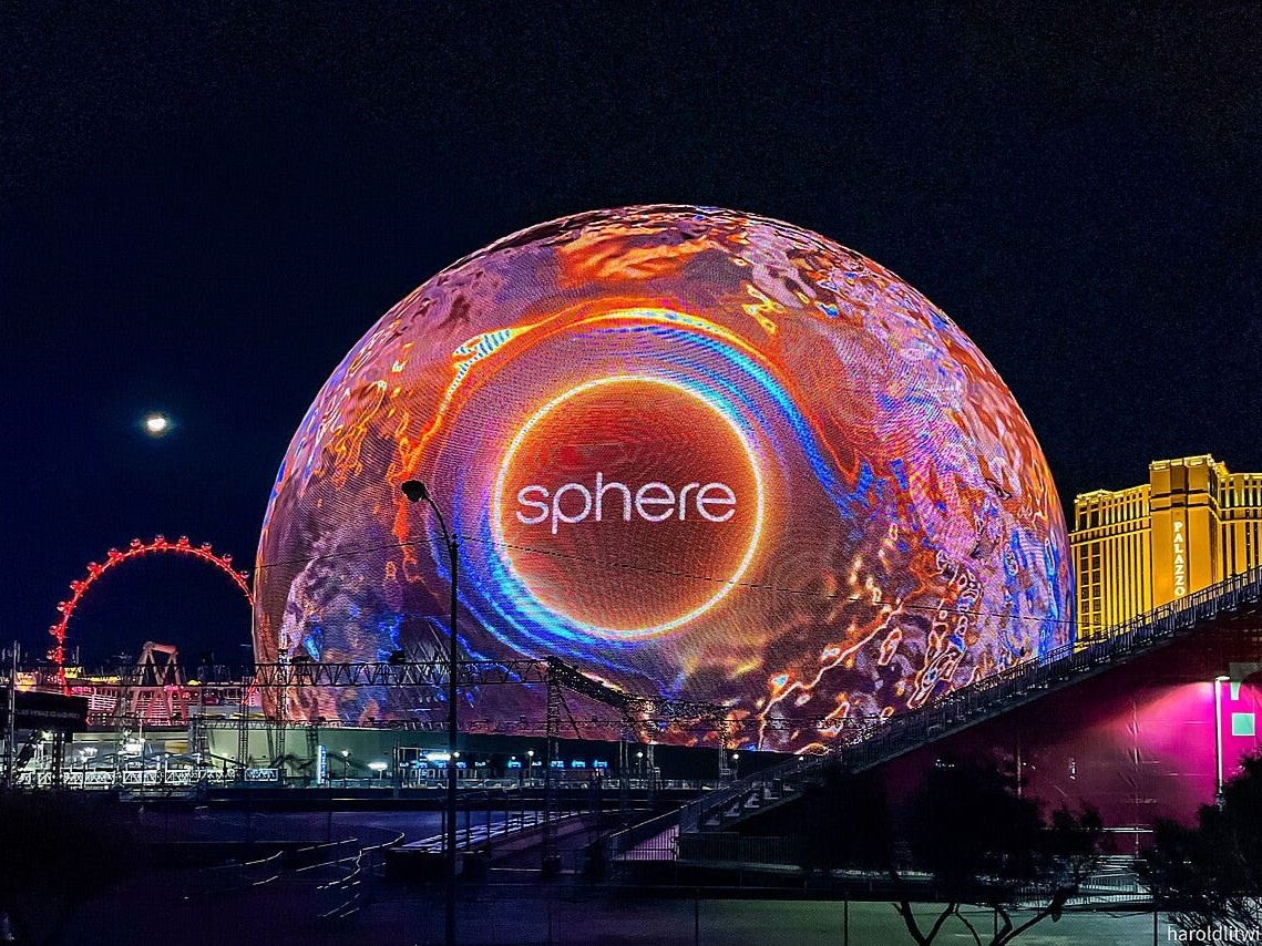 在拉斯維加斯大道上，一睹未來娛樂的風采：革命性的「Sphere 球體」場館，以動態 LED 視覺效果點亮夜空。