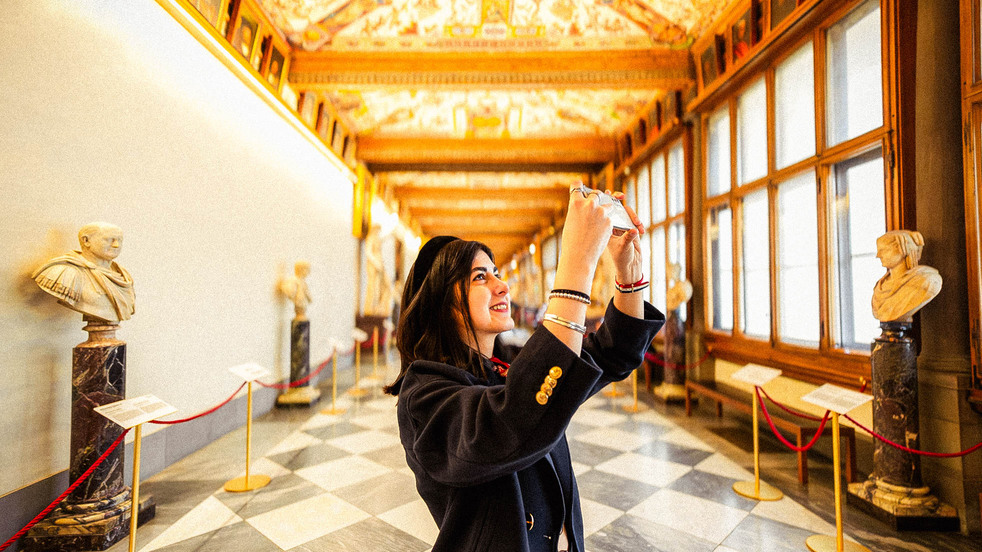 在烏菲茲美術館的中心，探索雕塑與建築的和諧之美。