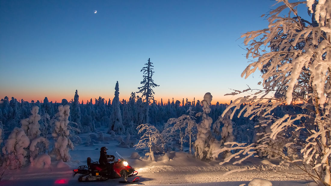 羅瓦涅米雪地摩托探險之旅和篝火之夜 (Snowmobile safari and campfire evening escape in Rovaniemi)