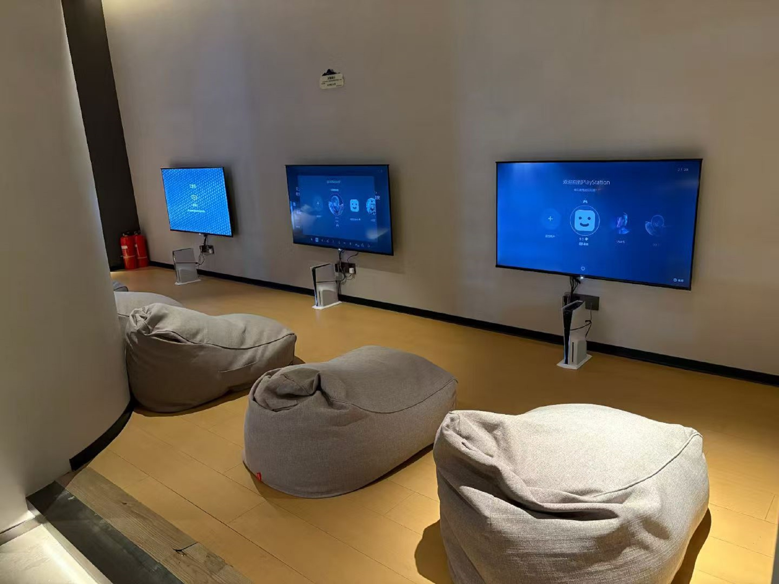 休閒區的牆面掛著三臺大螢幕,在這裡可以舒適地躺著看電影、玩遊戲,享受悠閒時光 休閒區的牆面掛著三臺大螢幕,在這裡可以舒適地躺著看電影、玩遊戲,享受悠閒時光