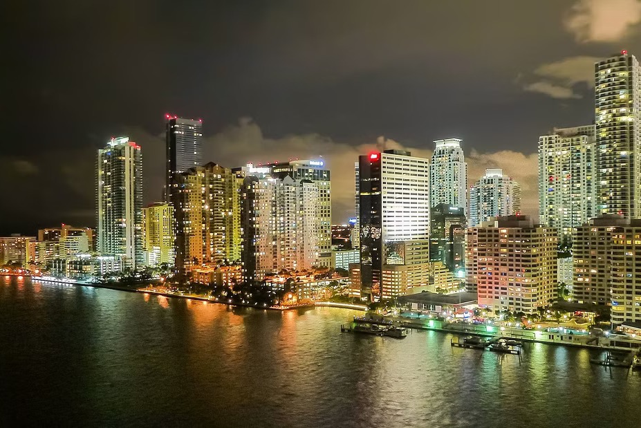 邁阿密 (Miami) 派對遊船，提供無限暢飲、舞蹈和天際線景觀