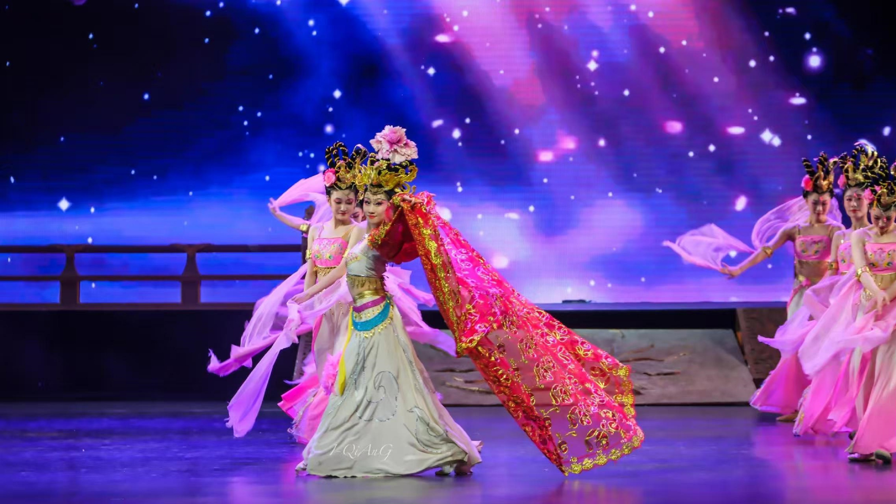 女子群舞——《霓裳羽衣舞》是唐代宮廷最著名的舞蹈之一,相傳唐玄宗!擅長音律,一日夢遊月官仙境,目睹眾多仙女身著彩雲般美妙的服飾在天空中漫舞輕歌。夢醒之後譜出音律,交予愛妃楊玉環編 女子群舞——《霓裳羽衣舞》是唐代宮廷最著名的舞蹈之一,相傳唐玄宗!擅長音律,一日夢遊月官仙境,目睹眾多仙女身著彩雲般美妙的服飾在天空中漫舞輕歌。夢醒之後譜出音律,交予愛妃楊玉環編