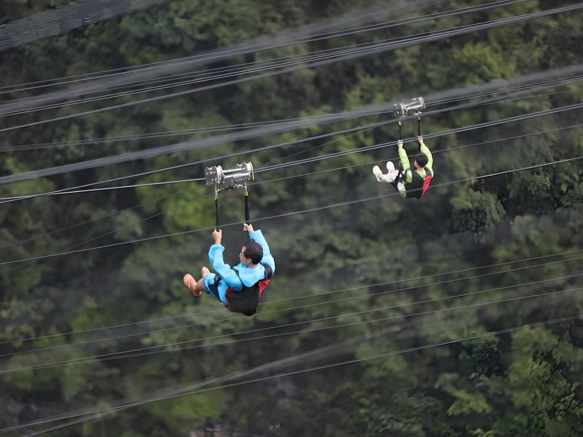 體驗項目高空滑索距峽谷底 302 米,全長 358 米,上下平臺高差 78 米,可同時滑行 6 人,每次滑行時間約為 1 分鐘,能讓遊客體驗如雄鷹翱翔天際的感覺。 體驗項目高空滑索距峽谷底 302 米,全長 358 米,上下平臺高差 78 米,可同時滑行 6 人,每次滑行時間約為 1 分鐘,能讓遊客體驗如雄鷹翱翔天際的感覺。