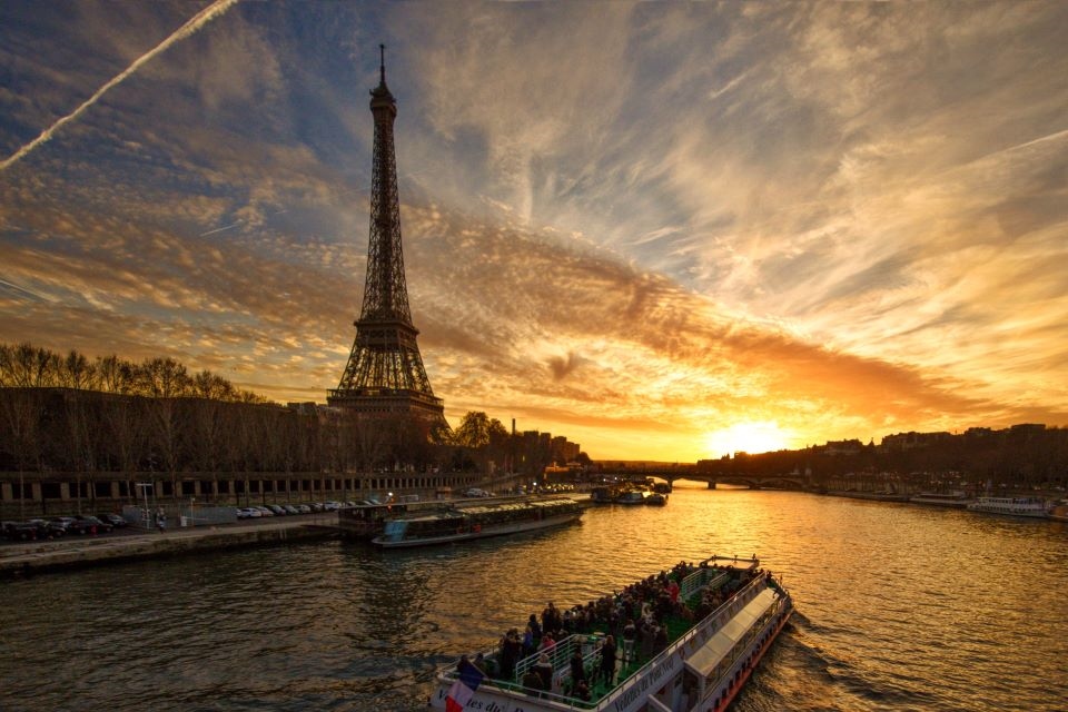 Paris Seine River Cruise Tour at Night with Waffle Tasting