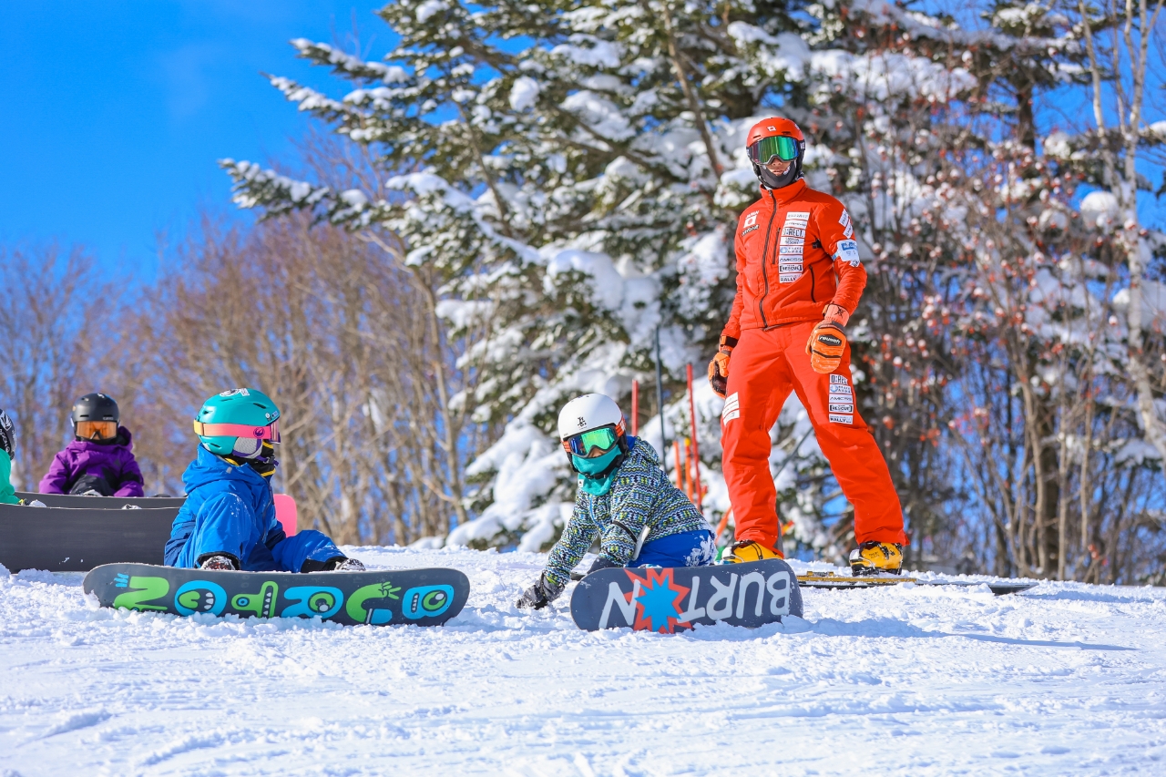 從JR小樽築港站搭乘巴士即可抵達朝里川溫泉滑雪場，交通非常便利。