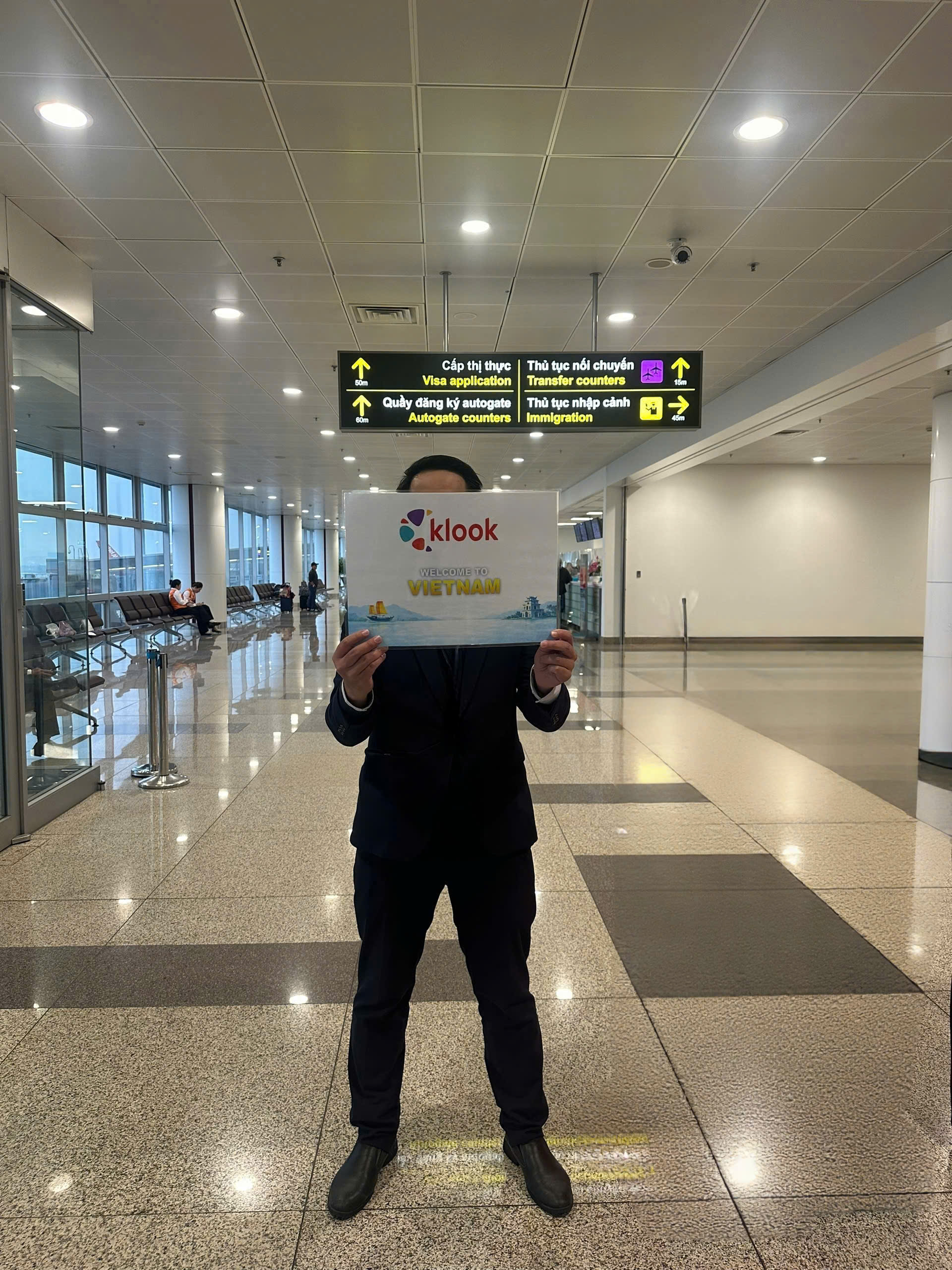 The operator will hold Klook sign at the immigration zone.