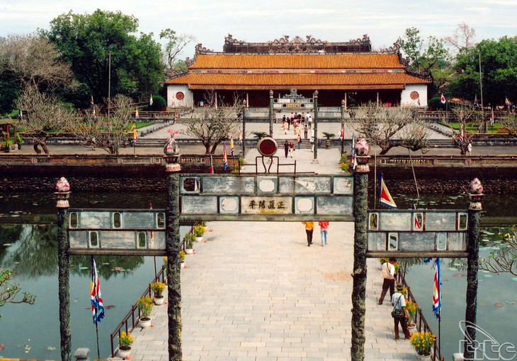This architectural masterpiece is formed by the harmonious arrangement of typical Eastern architectural works, including grand palaces, tombs, and museums