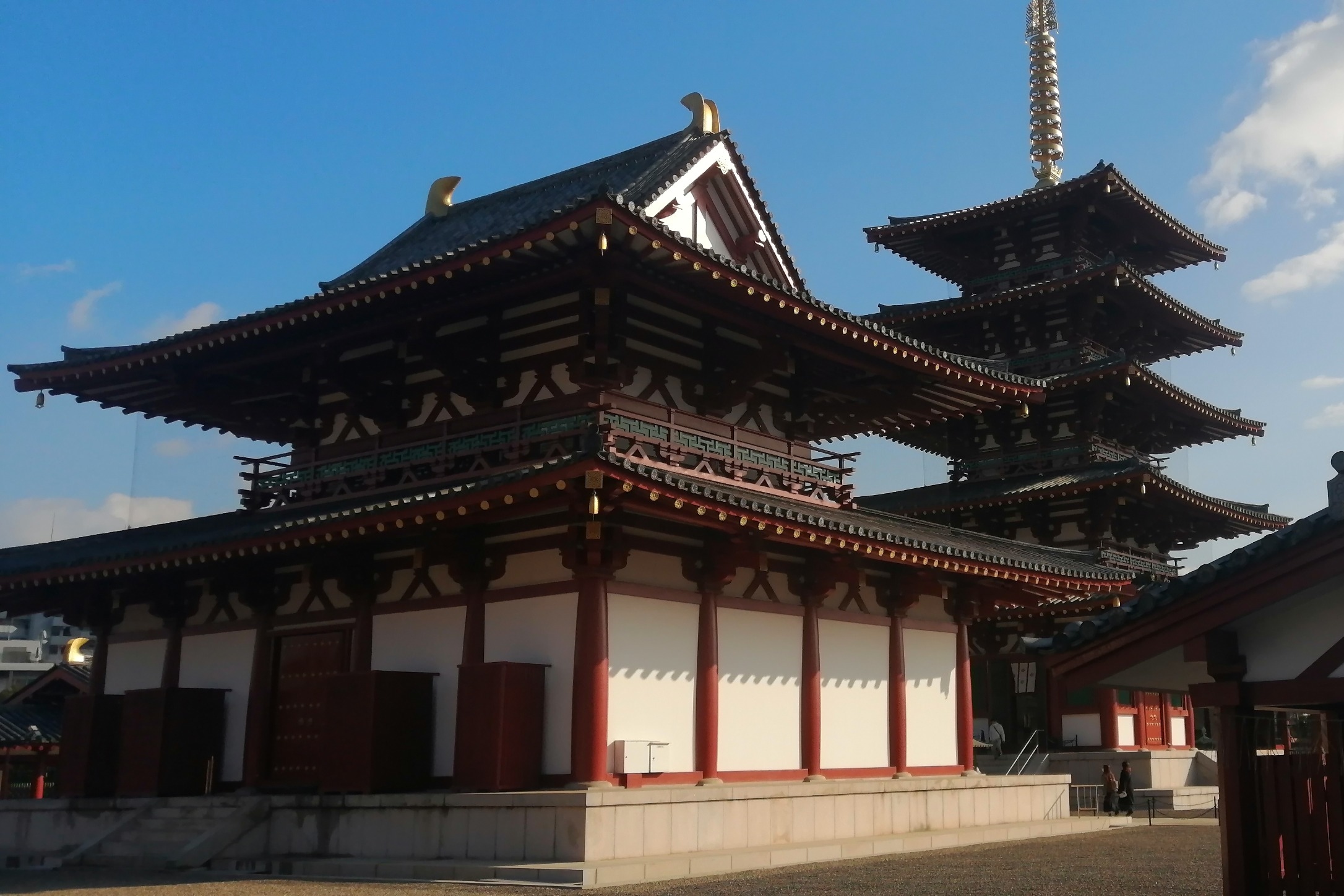 四天王寺建於 593 年,是日本最古老的官方寺廟之一。 四天王寺建於 593 年,是日本最古老的官方寺廟之一。
