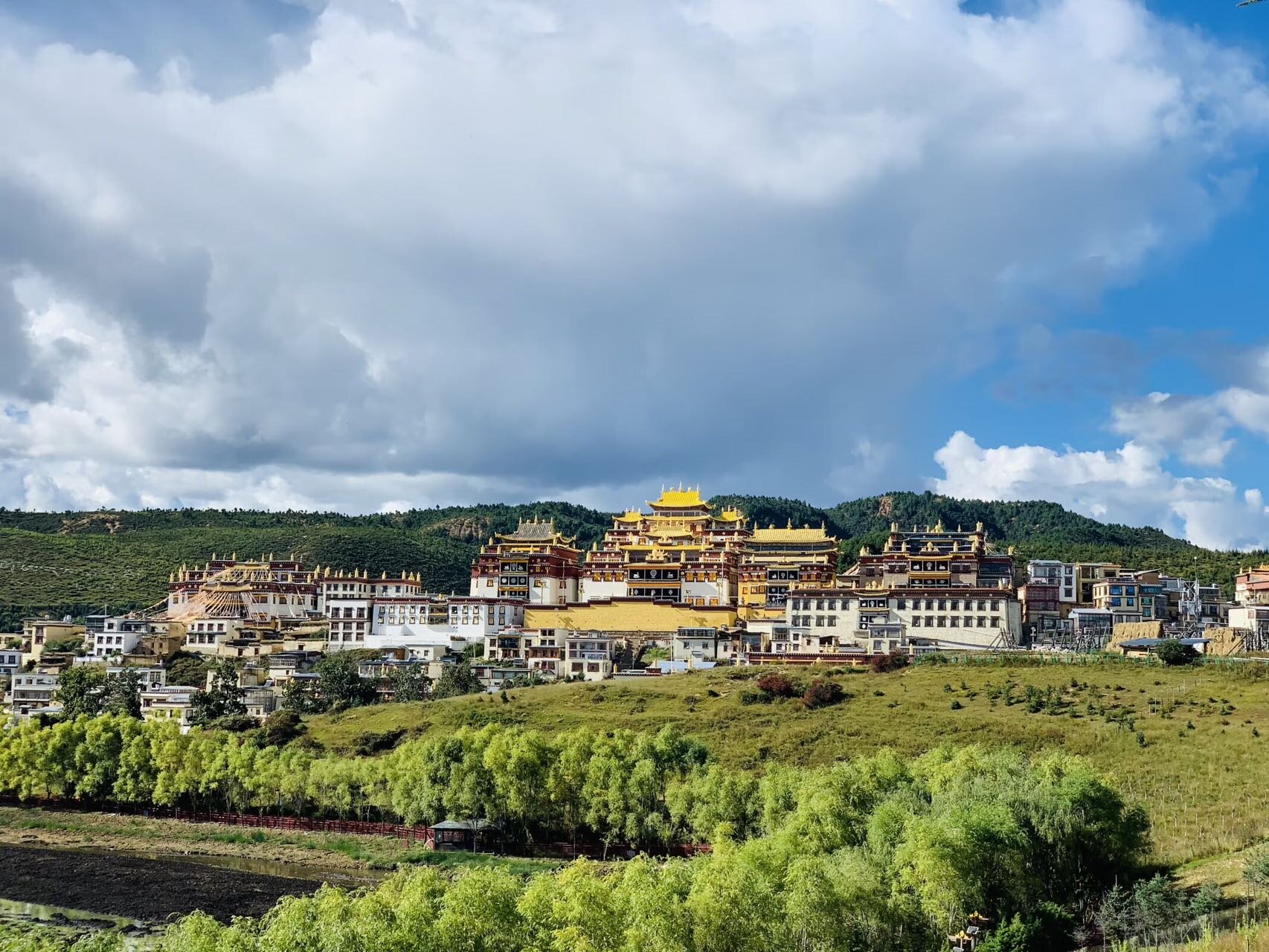D4 Songzanlin Temple - Napa Lake - Jinsha River Big Bend - Afternoon tea in Meili after going down the mountain - Viewing Meili Snow Mountain (about 170KM/3H30 minutes)
🔸Experience: Encounter the Thirteen Peaks of Meili
🔸Today's reference hotel: Meili Hot