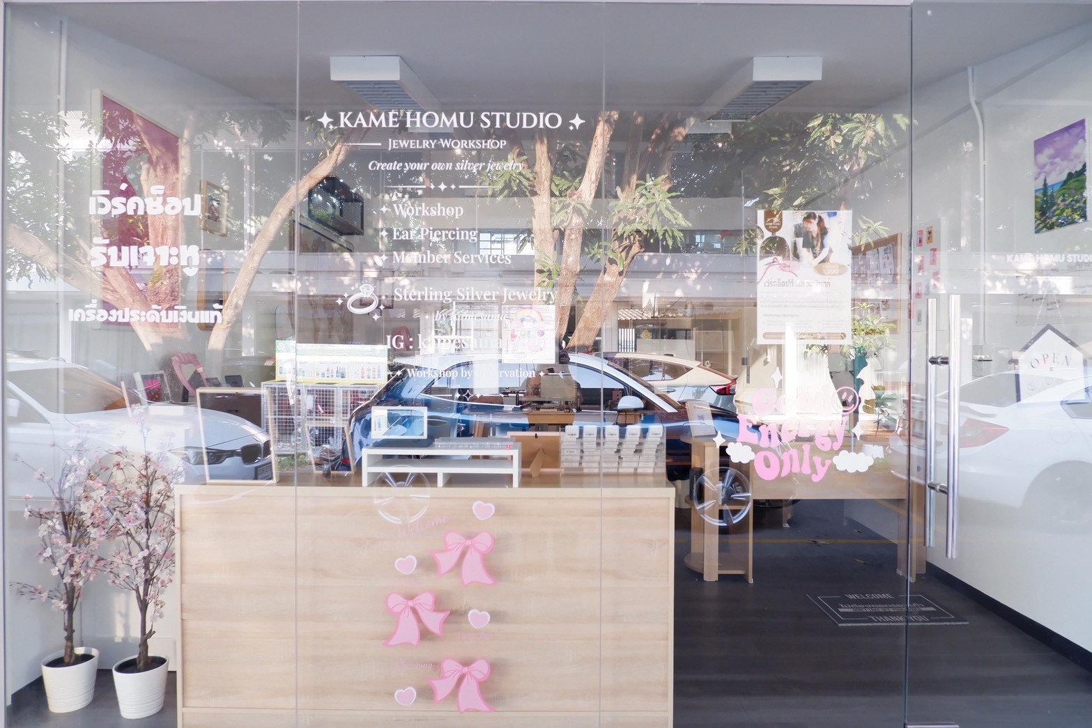 歡迎來到 Kame Homu Studio,我們位於曼谷的溫馨珠寶工坊 歡迎來到 Kame Homu Studio,我們位於曼谷的溫馨珠寶工坊