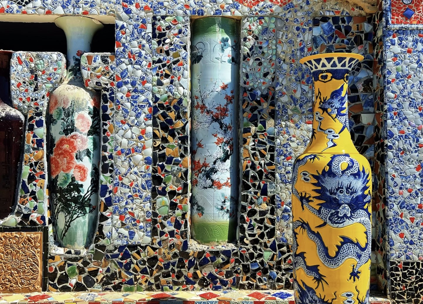 瓶身上的龍紋彷彿要破壁而出，與嵌在牆中的粉彩瓷瓶相映成趣，每一寸都藏著瓷藝的極致浪漫