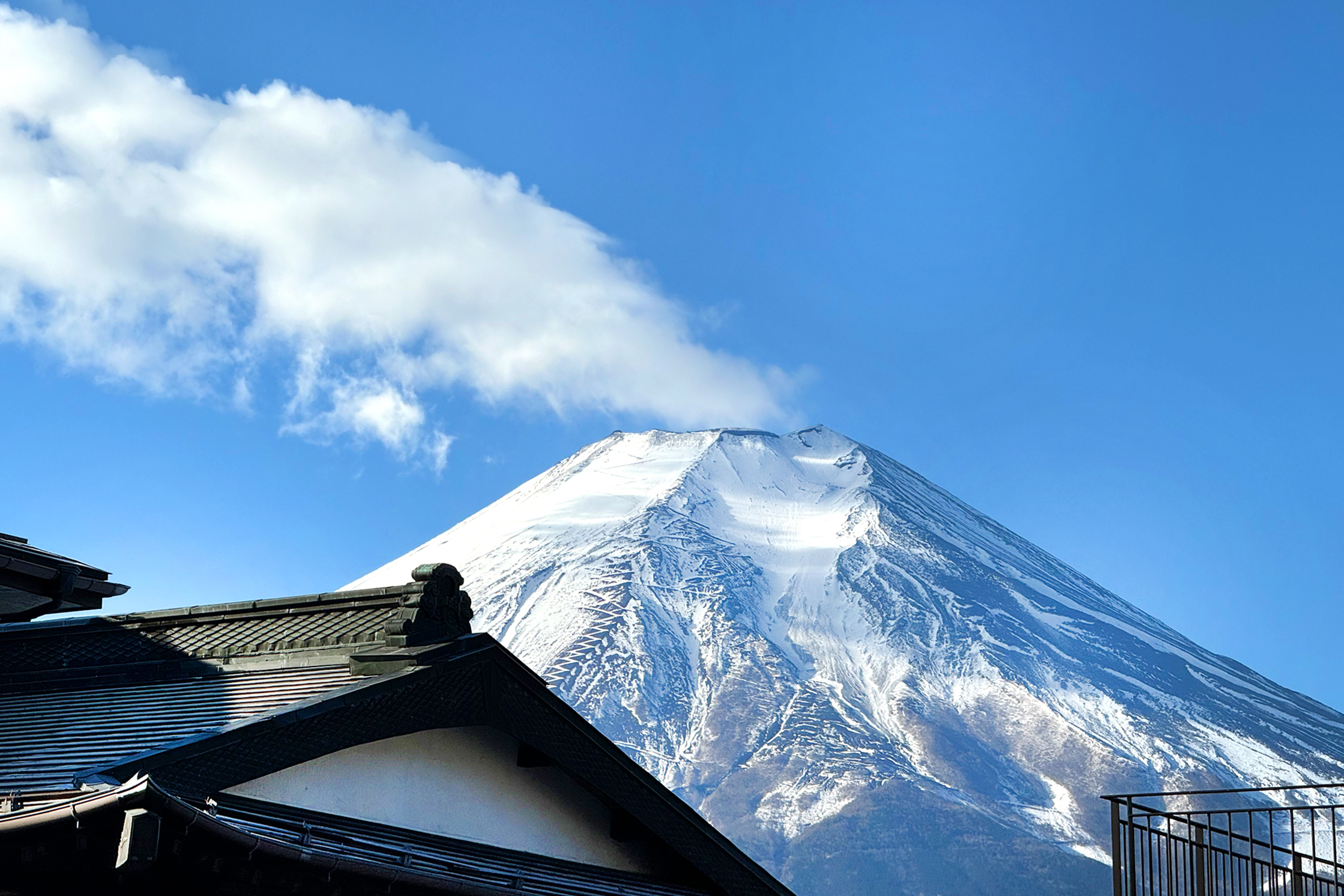 忍野八海：當冬雪覆蓋了村落，忍野八海才展現出它最深沉的生命力。池水是富士山融雪的饋贈，歷經數十年的過濾，在此刻清澈如初。