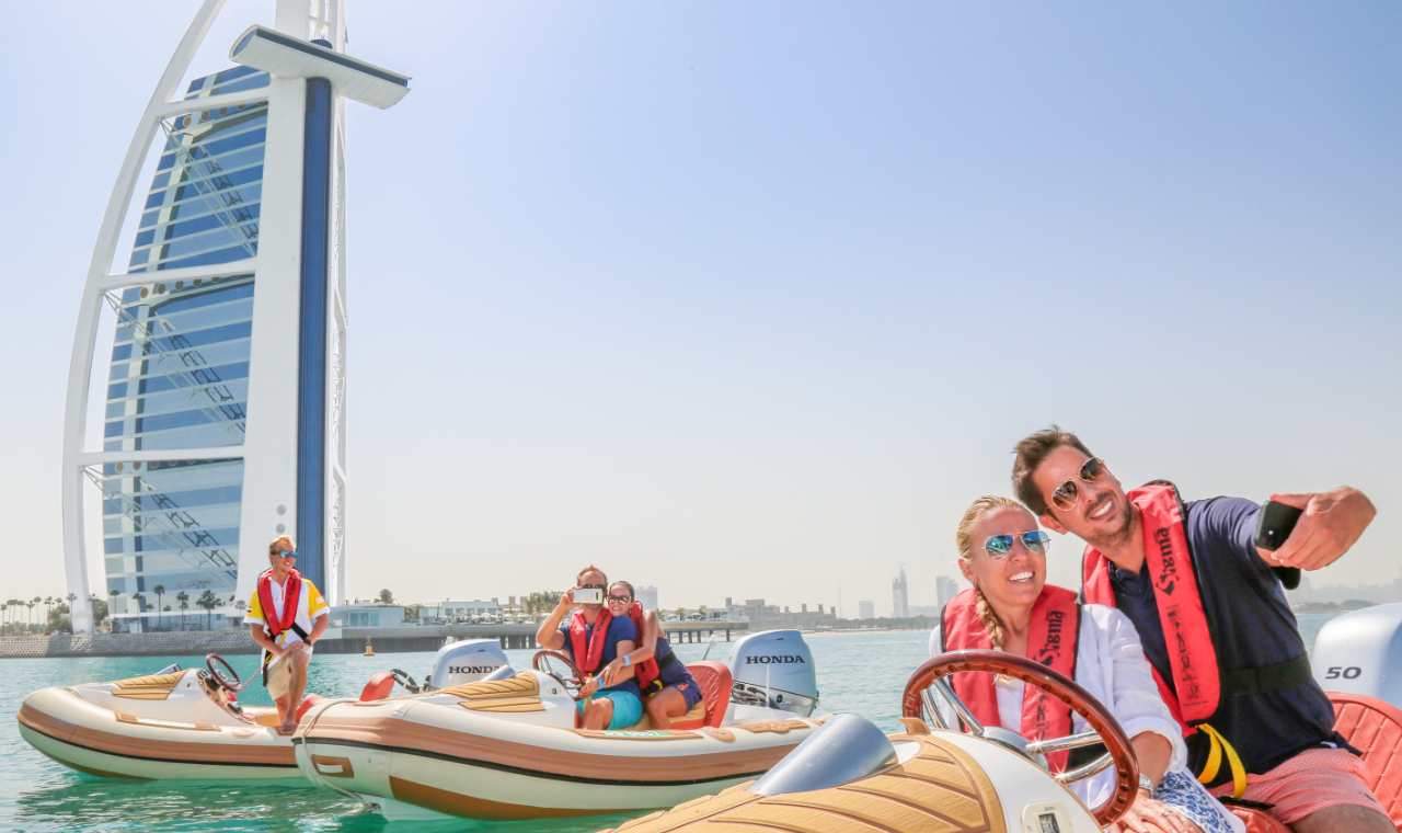 在碧綠海域中航行,盡情享受水上活動的刺激、自信與完全的自由 在碧綠海域中航行,盡情享受水上活動的刺激、自信與完全的自由